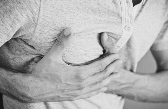 Petite douleur au cœur de temps en temps : causes, symptômes et traitements